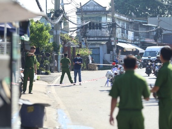 Bị nói 'bám váy đàn bà', thanh niên đâm chết người