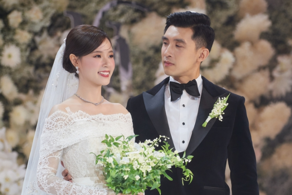 Ý kiến được thảo luận rôm rả nhất hiện tại: Midu chọn chồng là oke nhất, còn váy - hoa - makeup thì...