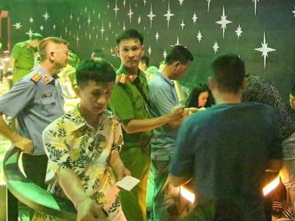 Hơn 100 cảnh sát đột kích quán bar, phát hiện 28 người dương tính ma túy