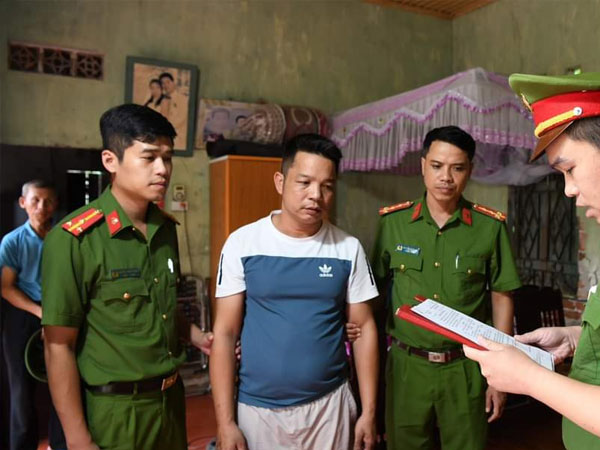 Vụ bé 11 tuổi bị mẹ và nhân tình đánh đập: Bắt tạm giam một đối tượng