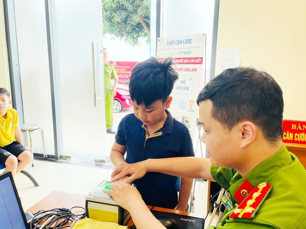 Công an Hà Nội triển khai cấp thẻ căn cước cho trẻ em