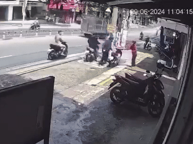 Clip: Nam thanh niên vừa đuổi đánh cô gái thì bị anh trai của nạn nhân đâm gục