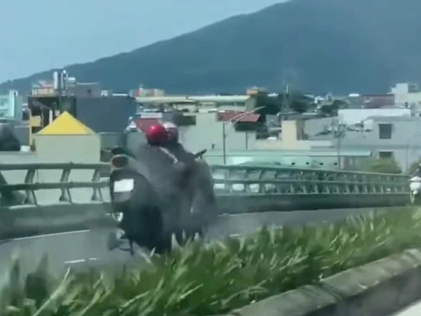 Đi xe máy ngược chiều trên cầu, nữ 'ninja' gây họa