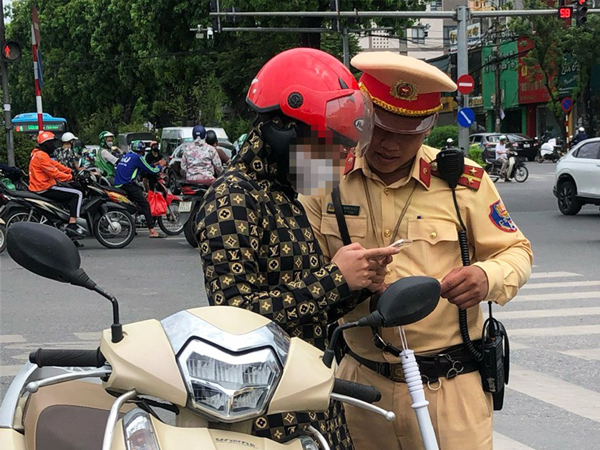 Tài xế đầu tiên bị tạm giữ giấy phép lái xe qua VNeID