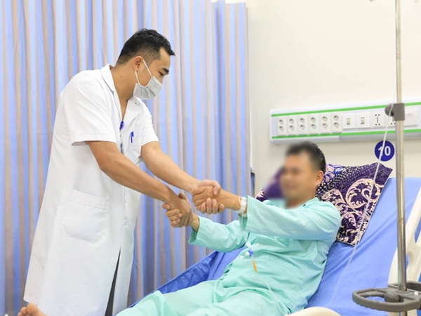 Bất ngờ bị cứng đờ người khi đang làm việc trong phòng điều hòa, người đàn ông ở Vĩnh Phúc phải đi cấp cứu