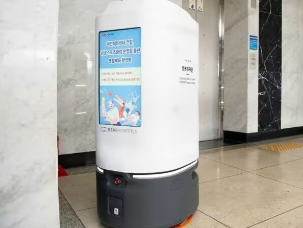 Robot hành chính Hàn Quốc lao đầu xuống cầu thang 'tự sát'