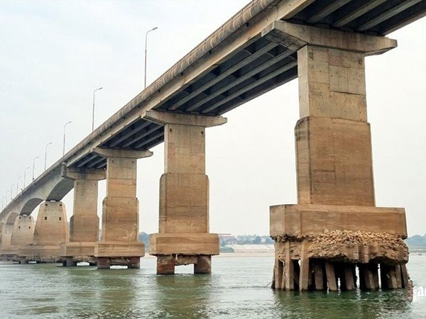 Sạt lở ăn sâu vào cột trụ cây cầu nối Hà Nội với Phú Thọ