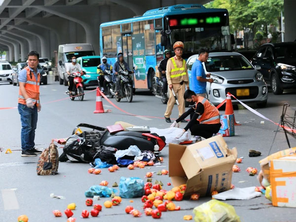 Hà Nội: Hiện trường vụ tai nạn liên hoàn khiến 1 người tử vong, 2 người bị thương nặng