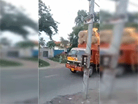 Xe chở rơm bốc cháy, lao băng băng trên phố