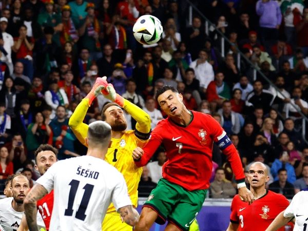 Video: Màn trình diễn đủ 'hỉ, nộ, ái, ố' của Ronaldo trước Slovenia
