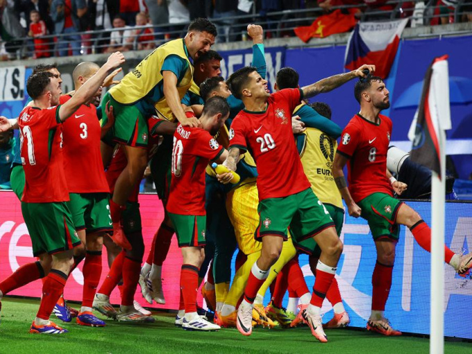 Cristiano Ronaldo đá hỏng penalty trong hiệp phụ, thủ môn thành người hùng đưa Bồ Đào Nha vào tứ kết EURO