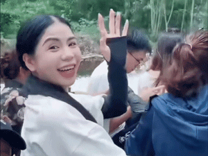 Hằng Du Mục thay đổi thần sắc 180 độ khi gặp lại Quang Linh Vlogs, chồng có thái độ thế nào?