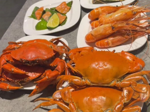 Khách tố bị nhà hàng buffet Hà Nội 'đuổi về' vì chê cua có mùi khai: Thực hư ra sao?