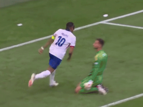 Mbappe ăn mừng chế giễu cầu thủ Bỉ đá phản lưới