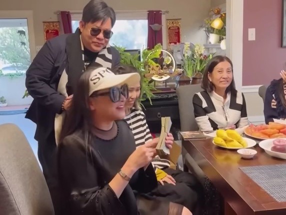 Quang Lê cầm hai cọc tiền mặt trả cát-xê cho Như Quỳnh: 'Chỉ là chút xíu thôi, còn ngân phiếu nữa'