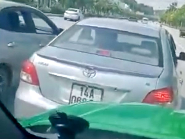 Thiếu tướng Đinh Văn Nơi chỉ đạo xác minh 'taxi dù' dàn hàng chèn xe trên đường