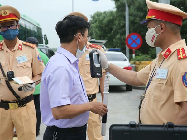 Vi phạm nồng độ cồn lại quên mật khẩu VNeID, tài xế 'cay đắng' nhận 2 lỗi phạt