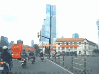 Tài xế xe buýt 2 tầng vượt đèn đỏ ở trung tâm TPHCM
