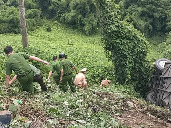 Xe du lịch lao xuống vực sâu ở Đắk Nông đã hết hạn kiểm định