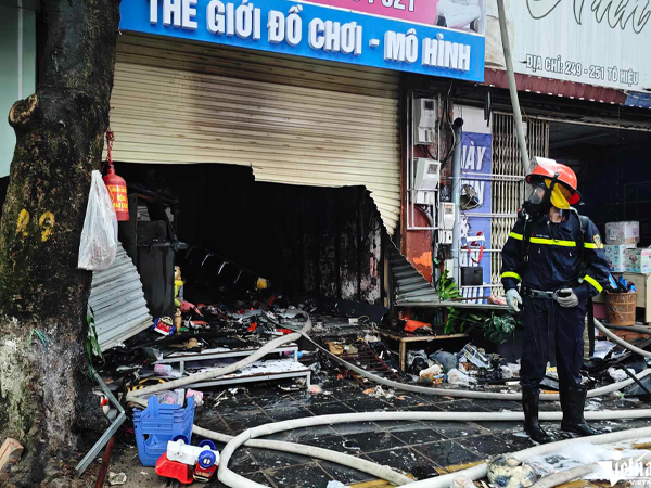 Cháy nhà ở kết hợp kinh doanh đồ chơi xe điện ở Hà Nội lúc rạng sáng
