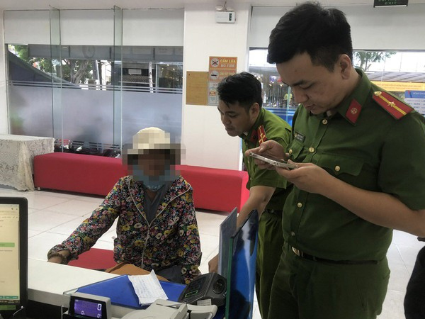 Người phụ nữ 66 tuổi hoảng loạn, đòi chuyển tiền cho kẻ gian