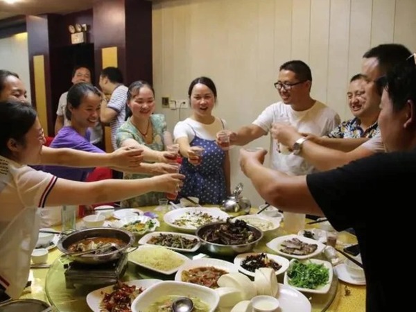 45 tuổi, thu nhập gấp 3 dân văn phòng nhưng đi họp lớp vẫn bị bạn chê bai vì làm nghề bán cá ngoài chợ: 'Họ chẳng có tiền nhưng vẫn nghĩ đẳng cấp hơn người như tôi'