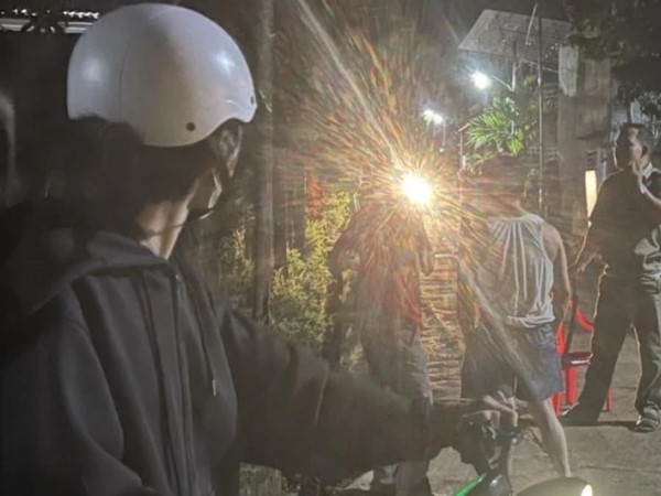 Bạn gái bị soi đèn vào mặt, nam thanh niên lao vào cãi vã rồi bị đâm tử vong