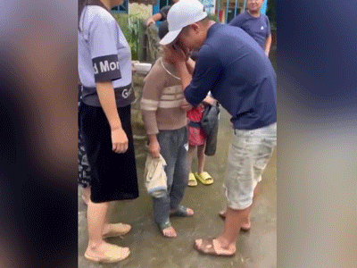 Cha bật khóc nức nở, ôm chầm lấy con trai sống sót thần kỳ sau 3 ngày mất tích ở Sa Pa