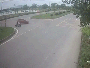 Sang đường thiếu quan sát, xe con nhận hậu quả thương tâm sau va chạm với xe khách