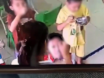 Trẻ nôn ra bát, cô giáo mầm non vẫn đút cháo liên tục: Đoạn clip gây bức xúc
