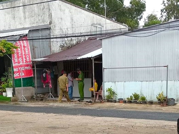 Chồng phát hiện vợ treo cổ tự tử cạnh bếp