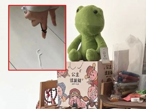 Cô gái dùng tăm chỉ nha khoa moi trộm 20 triệu đồng trong lợn đất của bạn thân