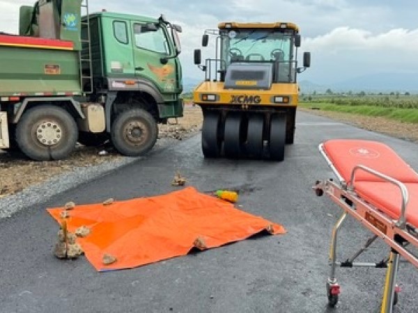 Công nhân cầu đường bị xe lu cán tử vong trong lúc đang làm việc