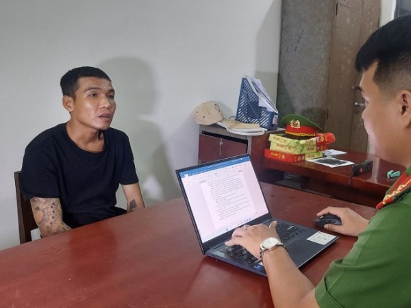 Tên cướp không chế nữ chủ tiệm uốn tóc, chụp ảnh khỏa thân để cấm báo án