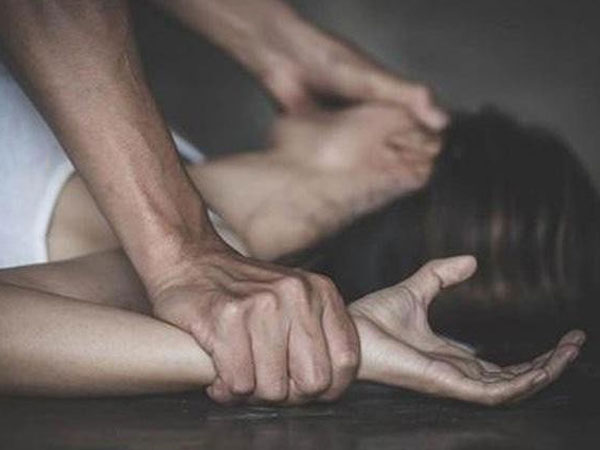 Chủ studio thuê người mẫu 17 tuổi chụp ảnh rồi hiếp dâm