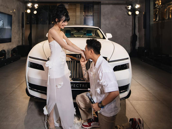 Đại gia Minh Nhựa tái hiện màn cầu hôn vợ bên siêu xe hơn 20 tỷ, là chiếc Rolls-Royce Spectre thuần điện đầu tiên trên thế giới!