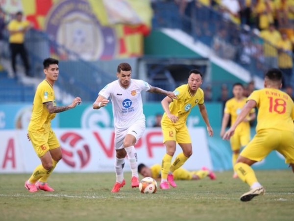 Rafaelson 'tịt ngòi', Nam Định vỡ mộng cú đúp vô địch