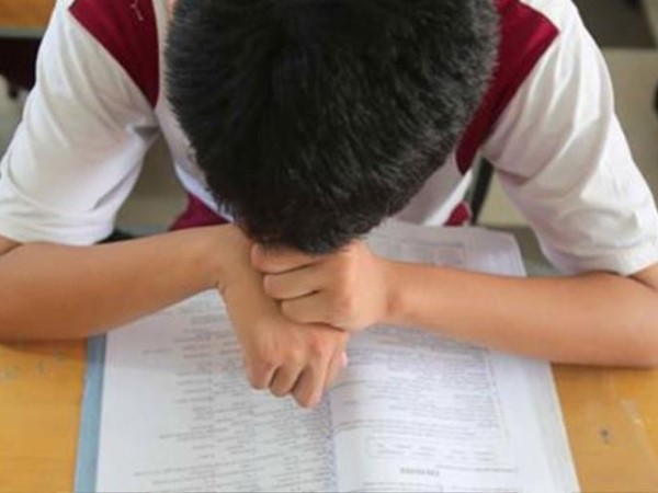 Nam sinh Hà Nội có dòng chia sẻ khiến nhiều người bật khóc: Từ lúc thi trượt, bố mẹ 'chẳng nhìn con lấy một lần'