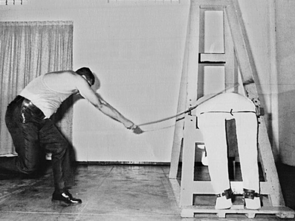 Singapore đánh 20 roi thợ làm tóc Nhật, khiến công chúng sốc và tán dương