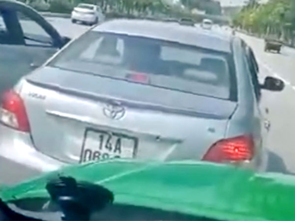 Tạm giữ hình sự 2 tài xế 'taxi dù' sau chỉ đạo nóng của Thiếu tướng Đinh Văn Nơi