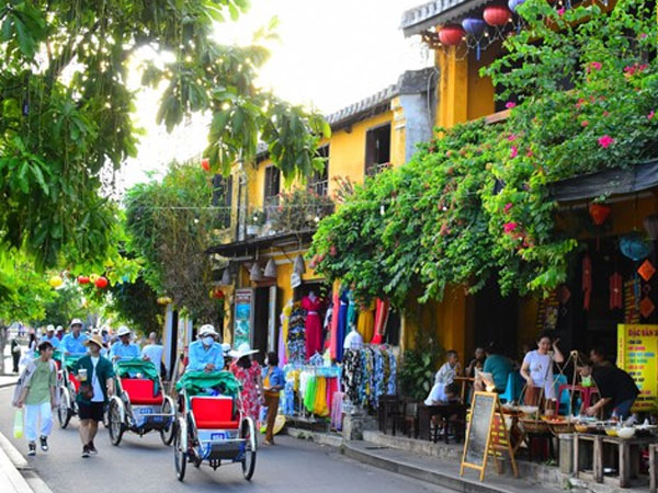 Chờ đợi gì từ 'mỏ vàng' du lịch?