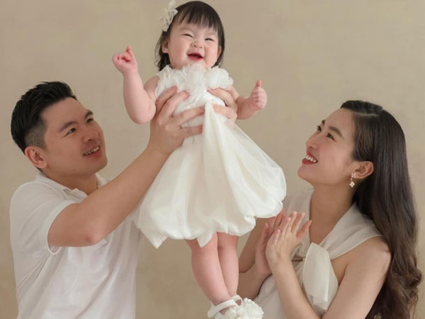 Hoa hậu Đỗ Mỹ Linh chính thức công khai diện mạo 'con gái rượu', khẳng định bé 'giống mẹ như đúc'