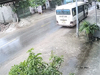 Đi dưới trời mưa không kiểm soát được tốc độ, xe máy suýt nằm gọn dưới gầm xe tải