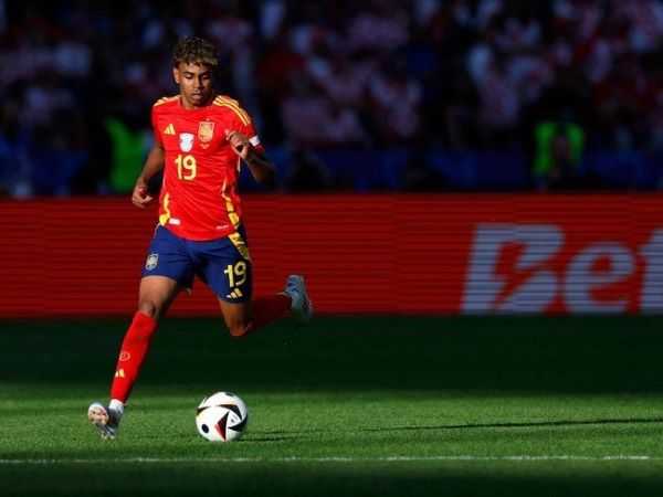 Ngôi sao 16 tuổi tại EURO 2024: Bố ít tuổi hơn cả Ronaldo, mỗi lần ra sân có thể khiến Tây Ban Nha bị phạt hơn 800 triệu