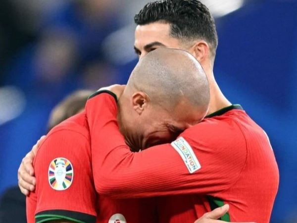 Pepe tuổi 41 tựa vai Ronaldo 39 tuổi oà khóc như một đứa trẻ: Mỏi chân rồi mình dừng lại thôi
