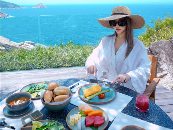 Cựu hot girl Hà thành: Ở nhà 100 tỷ, được chồng cho 24 tỷ tiêu vặt, U40 diện đồ bơi hàng hiệu tôn dáng như 'búp bê sống'