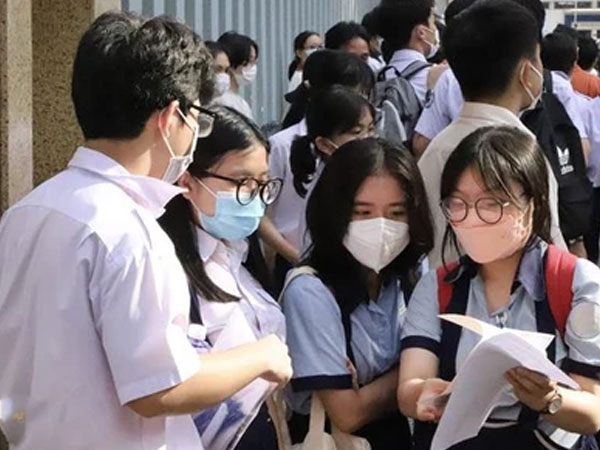 Con thi đỗ lớp 10, phụ huynh Hà Nội vẫn 'đau đầu' trước một vấn đề quan trọng: Chọn sai có thể thay đổi cả tương lai
