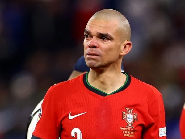 Xúc động cảnh Pepe òa khóc trên vai Ronaldo sau khi Bồ Đào Nha bị loại