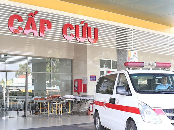 Nam sinh đi cấp cứu sau khi biết điểm thi vào lớp 10