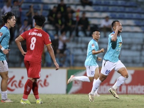 Nhà vô địch AFF Cup tỏa sáng, cứu đội nhà trụ lại V.League theo kịch bản bất ngờ